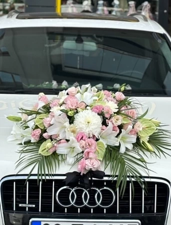 Lilyum ve Pembe Güller ile Araç Süsleme